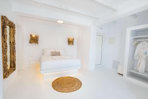 Postel nebo postele na pokoji v ubytování Thalasidi Luxury Suites