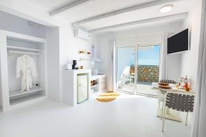 TV a/nebo společenská místnost v ubytování Thalasidi Luxury Suites