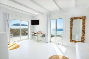 TV a/nebo společenská místnost v ubytování Thalasidi Luxury Suites