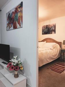 - une chambre avec un lit et un vase de fleurs dans l'établissement Depto 4 Metro Cal y Canto 1 dormitorio y 1baño, à Santiago