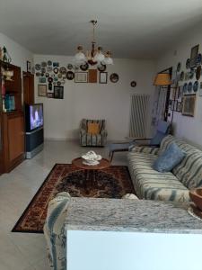 sala de estar con sofá y mesa en B&B CA'di Beppe en Madonna di Fornelli