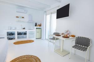 Kuchyň nebo kuchyňský kout v ubytování Thalasidi Luxury Suites