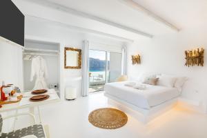 Postel nebo postele na pokoji v ubytování Thalasidi Luxury Suites