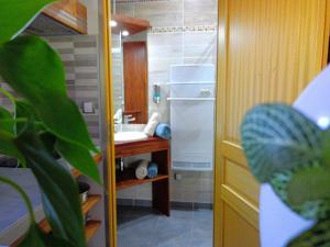 Gallery image of L'Escale Sud Gironde - Séjour romantique avec jacuzzi privatif et petit-déjeuner - Piscine - Options massage, traiteur et brunch in Pompéjac