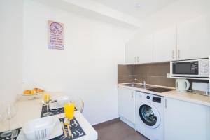 Kuchyňa alebo kuchynka v ubytovaní Phoenix Apartman Siófok