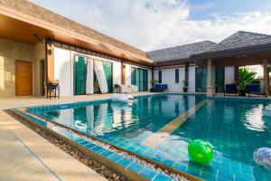 uma imagem de uma piscina numa villa em Rawayana West Villas & Kids Park, Formerly Rawai VIP Villas em Praia de Rawai