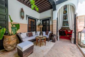 Posezení v ubytování Riad Espoir, Riad de charme en exclusivité dans la médina de Marrakech
