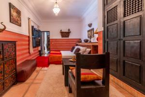 Posezení v ubytování Riad Espoir, Riad de charme en exclusivité dans la médina de Marrakech