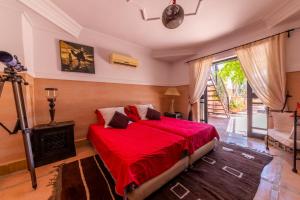 Postel nebo postele na pokoji v ubytování Riad Espoir, Riad de charme en exclusivité dans la médina de Marrakech