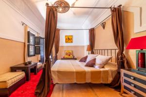 Postel nebo postele na pokoji v ubytování Riad Espoir, Riad de charme en exclusivité dans la médina de Marrakech + 37 fotografií