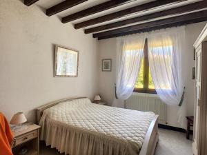 1 dormitorio con cama y ventana en Maison Saint-Pair-sur-Mer, 3 pièces, 4 personnes - FR-1-361-145, en Saint-Pair-sur-Mer