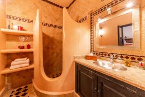 Koupelna v ubytování Riad Espoir, Riad de charme en exclusivité dans la médina de Marrakech