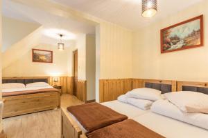 twee bedden in een kamer met tweederde sessies bij Leśny Dwór in Murzasichle +63 foto's