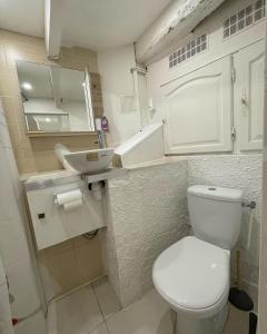 Łazienka z białą toaletą i umywalką w obiekcie La Garde Studio centre historique, proche plage, climatisation, fibre w mieście La Garde