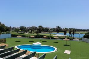 Bazén v ubytovaní Gran Villa Roquetas Beach & Golf Playa Serena alebo v jeho blízkosti