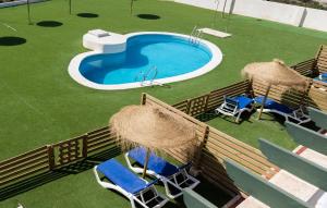 Bazén v ubytovaní Gran Villa Roquetas Beach & Golf Playa Serena alebo v jeho blízkosti