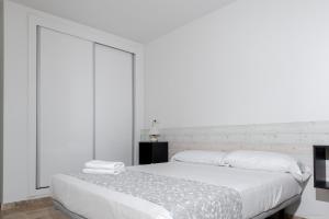 Posteľ alebo postele v izbe v ubytovaní Gran Villa Roquetas Beach & Golf Playa Serena