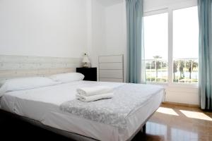 Posteľ alebo postele v izbe v ubytovaní Gran Villa Roquetas Beach & Golf Playa Serena + 27 fotografií