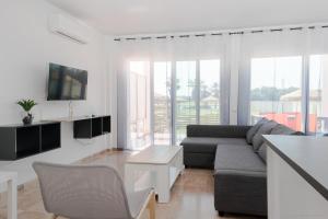 Televízia a/alebo spoločenská miestnosť v ubytovaní Gran Villa Roquetas Beach & Golf Playa Serena