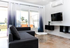 Televízia a/alebo spoločenská miestnosť v ubytovaní Gran Villa Roquetas Beach & Golf Playa Serena