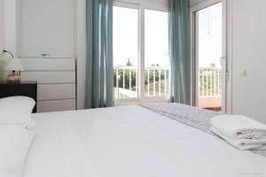 Posteľ alebo postele v izbe v ubytovaní Gran Villa Roquetas Beach & Golf Playa Serena
