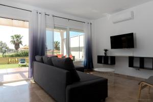 Televízia a/alebo spoločenská miestnosť v ubytovaní Gran Villa Roquetas Beach & Golf Playa Serena