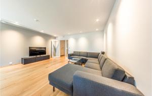 sala de estar con sofá y TV en Nice Apartment In Kristiansand With Wifi And 2 Bedrooms en Kristiansand