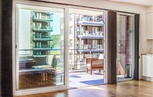 sala de estar con una puerta corredera de cristal que da a un balcón en Nice Apartment In Kristiansand With Wifi And 2 Bedrooms en Kristiansand