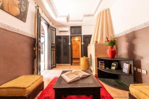 Posezení v ubytování Riad Espoir, Riad de charme en exclusivité dans la médina de Marrakech
