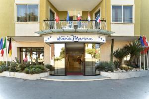 uma entrada frontal para um hotel dmg moriura em Hotel Diano Marina Mhotelsgroup em Diano Marina