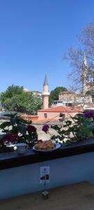 una mesa con un plato de comida y flores en ella en Anadolu Hotel, en Estambul