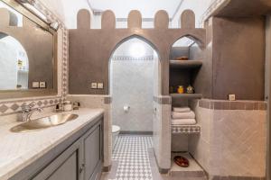 Koupelna v ubytování Riad Espoir, Riad de charme en exclusivité dans la médina de Marrakech