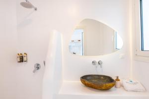 Koupelna v ubytování Thalasidi Luxury Suites