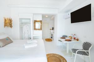 Postel nebo postele na pokoji v ubytování Thalasidi Luxury Suites