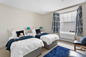Postel nebo postele na pokoji v ubytování Sovereign House - Close to harbour with parking