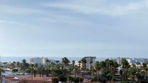vista su una città con palme e edifici di Appartment Yumbo Playa del Ingles a Playa del Ingles