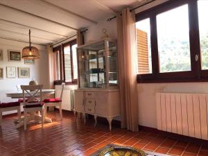 sala de estar con mesa y comedor en Cal Tató Apartament, en Os de Balaguer