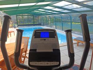 a digital thermometer in front of a swimming pool at L'Escale Sud Gironde - Séjour en amoureux avec jacuzzi privatif - Piscine - Massage Traiteur & Brunch possibles in Pompéjac