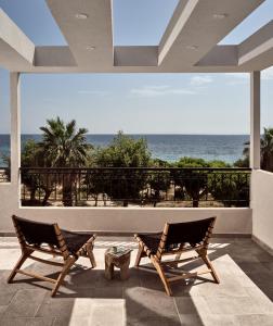 ザキントスにあるMargie Sea View Apartmentの海の景色を望むバルコニー(椅子2脚付)