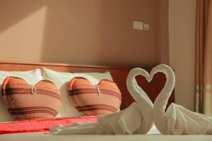 Łóżko lub łóżka w pokoju w obiekcie Thai Lao Resort and Spa โรงแรมไทลาว รีสอร์ท แอนด์ สปา