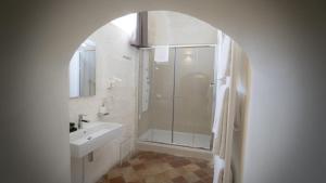 A bathroom at Giardini di Pietra