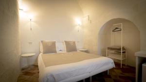 A bed or beds in a room at Giardini di Pietra
