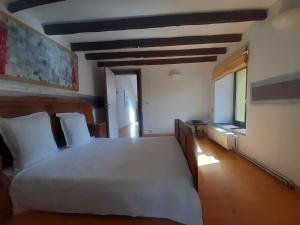 una camera da letto con un grande letto bianco e una finestra di Golden Lion a Bouillon