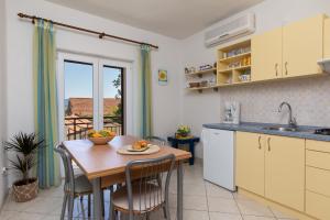 O bucătărie sau chicinetă la Apartments Paloc - Yellow