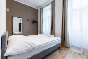 سرير أو أسرّة في غرفة في Trendy apt with - smart TV, coffee machine in Meidling