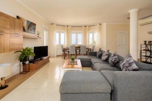 Sala de estar con 2 sofás y TV en Villa Joli, en Denia