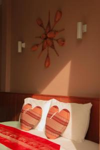 Säng eller sängar i ett rum på Thai Lao Resort and Spa โรงแรมไทลาว รีสอร์ท แอนด์ สปา