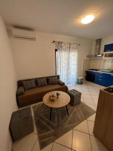 - un salon avec un canapé et une table dans l'établissement Guest House Karević, à Hvar