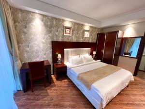 um quarto com uma cama grande, uma secretária e uma cama lateral. em Luxury Oasis Apartment em Chakvi