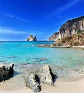 una playa con rocas en el océano con agua azul en Guest House Bellavista Nebida, en Nebida